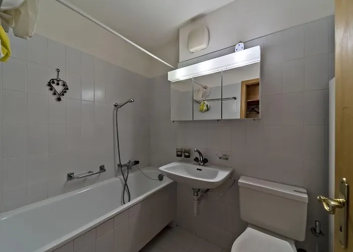 Chesa Muntagnarda - *